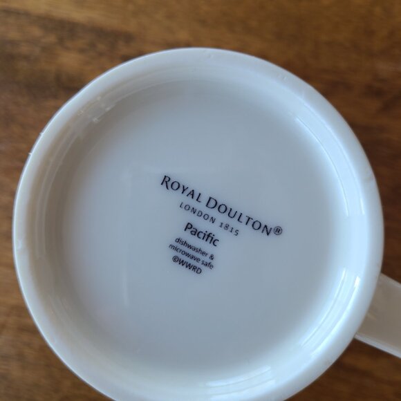 Two Royal Doulton mugs - Picture 3 of 6